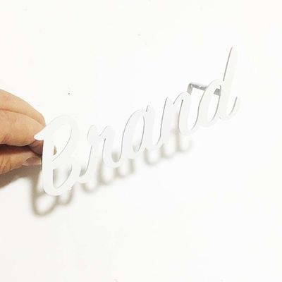 Płaskie cięcie białą farbą Metalowy znak listowy Szczotkowany napis SS304 Channel Letter Signage