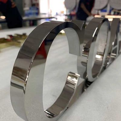 Litera alfabetu Oznakowanie sklepowe Srebrne lustro Grubość 2 cm Wyprodukowane metalowe litery