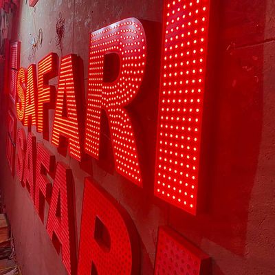 Centrum handlowe Gigantyczne podświetlane znaki listowe o grubości 10 cm