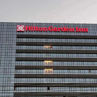 3-5mm akrylowy znak budowlany Drukowane w technologii UV litery ze stali nierdzewnej