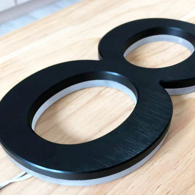 Reklama 3D Akrylowy podświetlany znak listowy Czarny malowany o grubości 12 cm