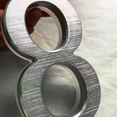 Reklama 3D Akrylowy podświetlany znak listowy Czarny malowany o grubości 12 cm