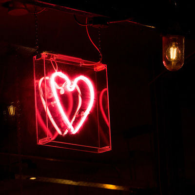 Spersonalizowane neony o wysokiej przezroczystości akrylowe Żywotność 50000 godzin