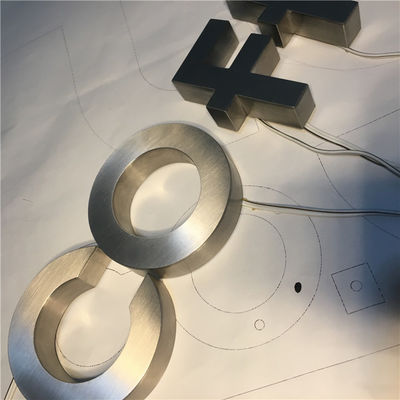 Żywiczne akrylowe podświetlane litery kanałów Dostosowane szczotkowane chromowane 12VDC