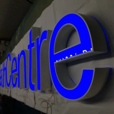 Kup logo witryny sklepowej Znak litery kanału Niestandardowe kolory PMS