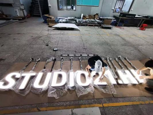 Akrylowy uchwyt sufitowy 3D Metalowe tabliczki z czarną farbą na ścianę